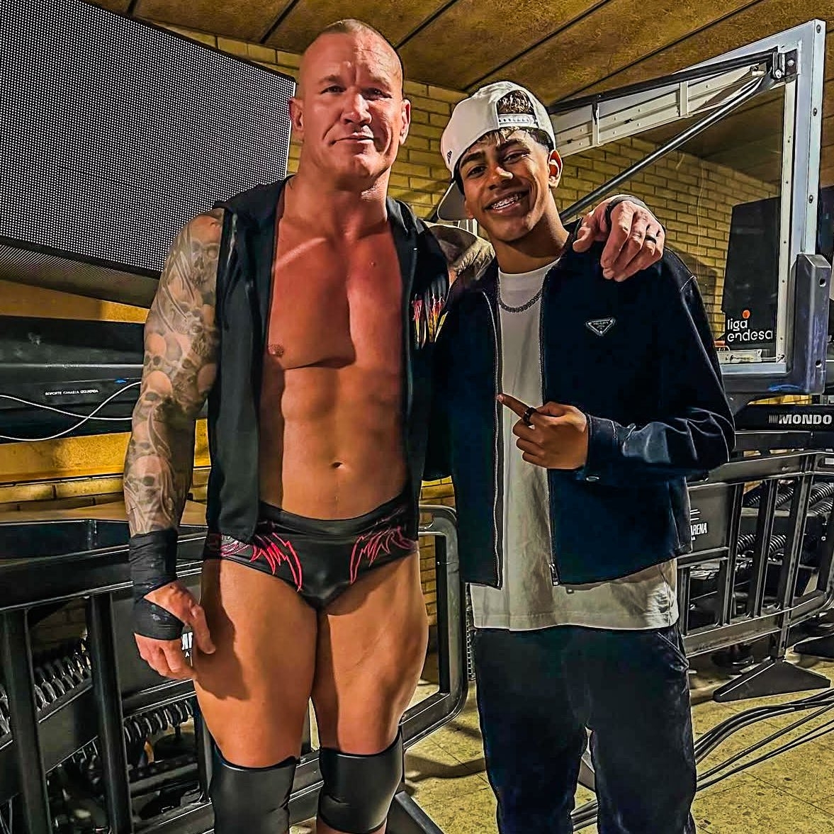 小心RKO！亞馬爾現(xiàn)場觀戰(zhàn)WWE，和奧爾頓、Triple H等合影
