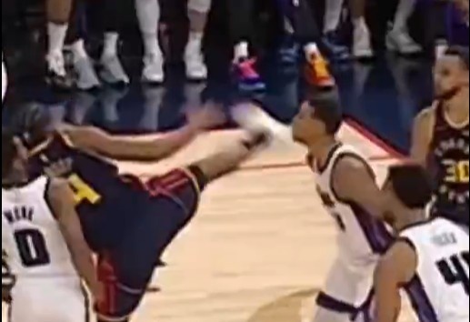 抬腳過(guò)高踢到了對(duì)手下巴！NBA官方：穆迪這一動(dòng)作被判1級(jí)惡犯