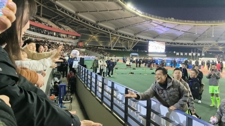 中國香港明星足球隊40載巡回賽樂山站，1-2不敵海浪明星足球隊