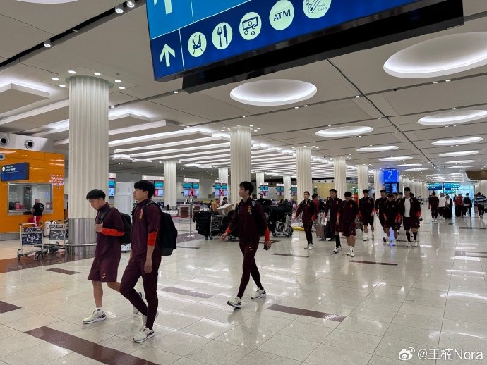 進(jìn)入客戰(zhàn)沙特最后沖刺！國(guó)足離開(kāi)迪拜，乘坐班機(jī)前往利雅得