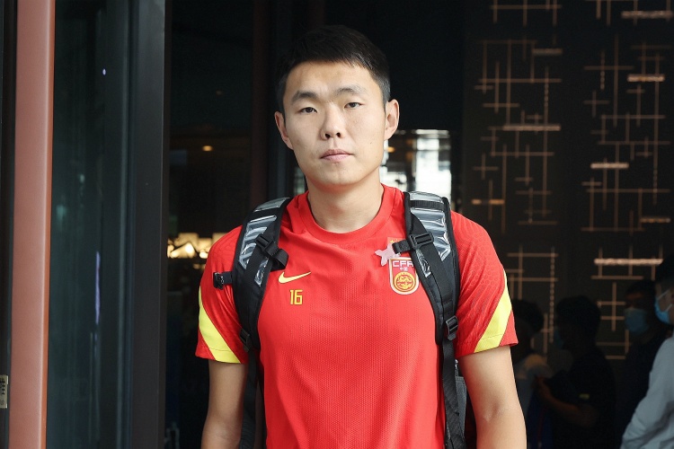 媒體人：國足征召5名邊后衛(wèi)真的有必要嗎？中場堆積眾多8號位
