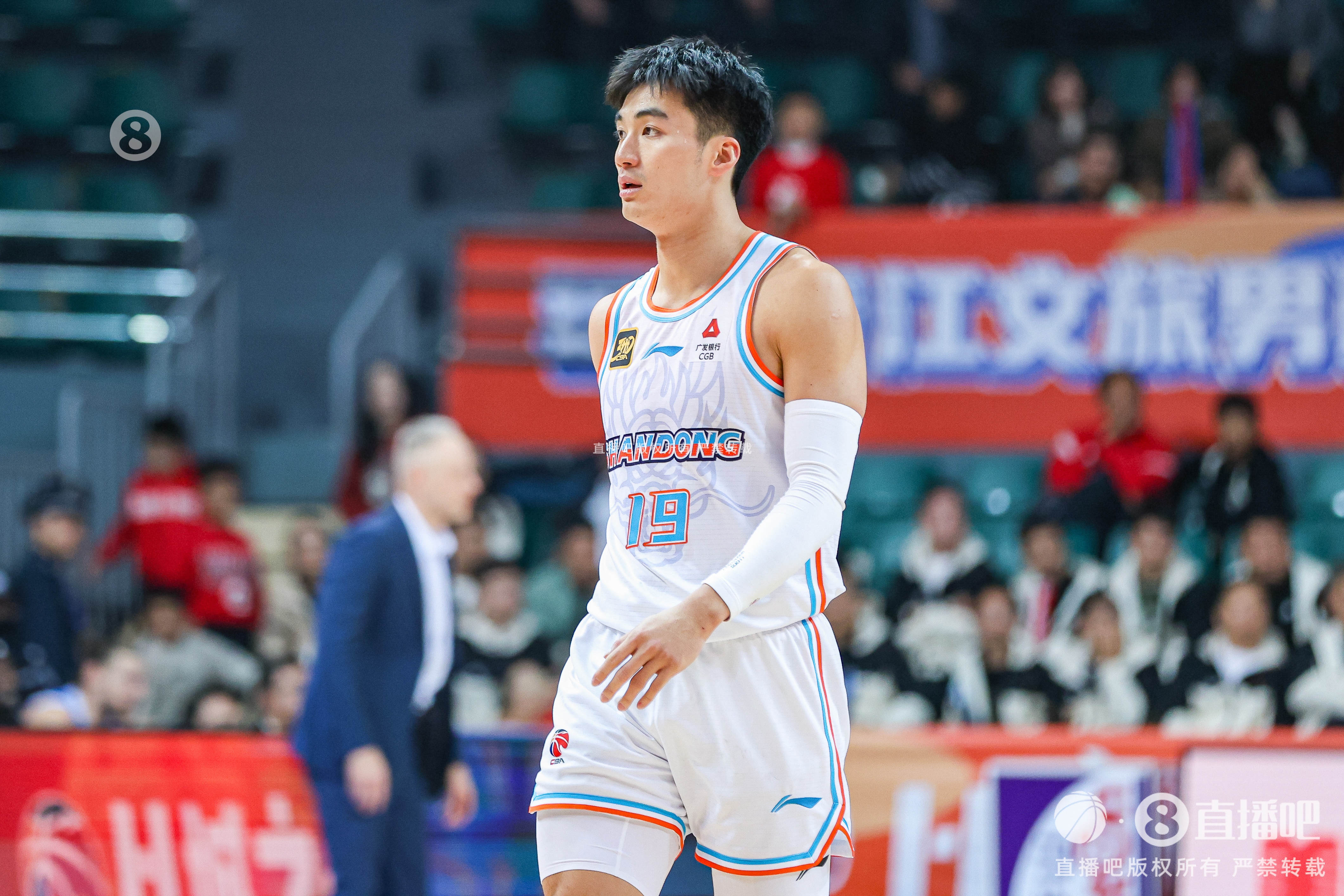 今天效率奇高！于德豪上半場11分鐘7投5中砍下全隊(duì)最高的12分